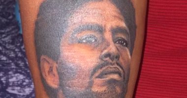 المدافع السابق لمنتخب الأرجنتين يرسم وشما بصورة مارادونا تكريما للأسطورة.. صور