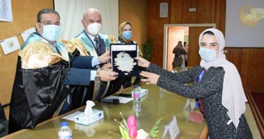 رئيس جامعة القناة يشهد حفل تخريج الدفعة الـ12 لدبلوم المهن الصحية.. صور