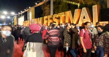 طوابير أمام بوابة عرض فيلم "أرض الرحّل" بمهرجان القاهرة السينمائى