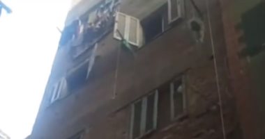 تفاصيل انتحار زوجين فى فيصل.. الشهود يروون كواليس الواقعة: سمعنا صوت ارتطام الزوجة بالأرض بعد قفزها من الطابق الرابع.. والزوج لحق بها بعد تأكده من وفاتها.. ويؤكدون: كانا دائمى الشجار