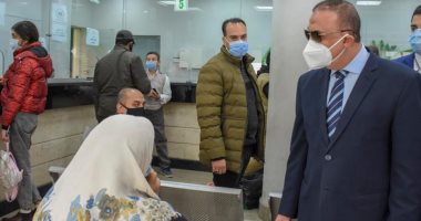 محافظ الإسكندرية يتابع صرف منحة الرئيس لدعم العمالة غير المنتظمة