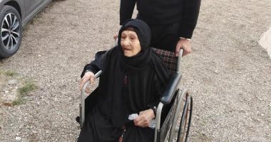 الشرطة تساعد مسنة للإدلاء بصوتها على كرسى متحرك فى لجنة انتخابية بدمياط