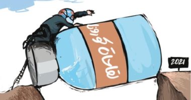 كاريكاتير اليوم.. لقاحات كورونا طريق العبور إلى بر 2021
