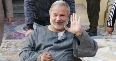 ناخب من ذوى الهمم يشارك فى التصويت بانتخابات النواب بالشرقية على كرسى متحرك
