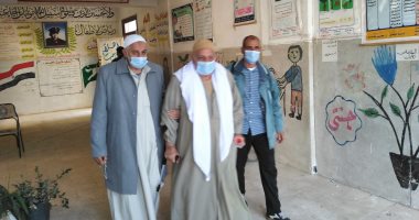 كبار السن يتوافدون على لجان انتخابات النواب بالشرقية.. صور
