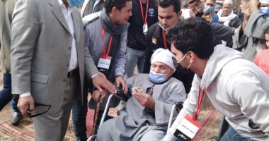 مشرفو لجنة بالشرقية يساعدون كبار السن وذوى الاحتياجات الخاصة على التصويت..صور