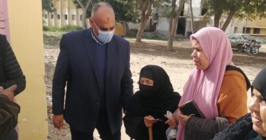 رئيس لجنة بالشرقية ينتقل من مكتبه لمعاونة عجوز على الإدلاء بصوتها .. صور