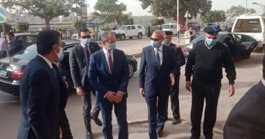 وزير الاتصالات ومحافظ القليوبية يتابعان صرف منحة العمالة غير المنتظمة