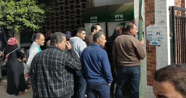 فيديو وصور.. زحام أمام مكاتب البريد لصرف منحة العمالة غير المنتظمة فى الغربية