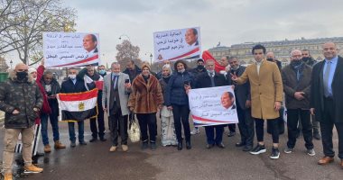 وقفة الجالية المصرية فى باريس تزامنا مع لقاء الرئيسين السيسى وماكرون.. صور 