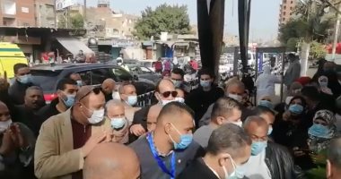 الناخبون يستقبلون محافظ الغربية أمام إحدى اللجان بطنطا بالزغاريد والبلالين