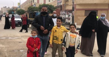 أسرة تصطحب أطفالها للجان الإعادة بانتخابات النواب فى العريش.. صور