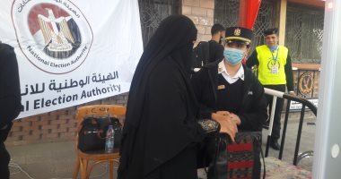 الشرطة توزع كمامات على الناخبين وقياس الحرارة عند دخول لجان بورسعيد