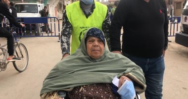 مسنة بالعريش لم تعطلها إعاقتها عن المشاركة فى الانتخابات النواب.. صور