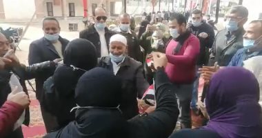 وصلة رقص لسيدة ومسن أمام لجنة انتخابية فى جولة الإعادة بالغربية.. فيديو