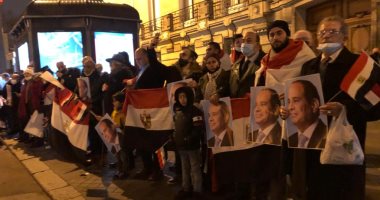 المصريون فى أوروبا يضربون أروع الأمثلة فى حب الوطن.. أعلام مصر وصور السيسى بباريس درس للعالم فى الوطنية.. الأمين العام للجالية المصرية بفرنسا: زيارة الرئيس تؤكد ريادة مصر كقوة إقليمية بمنطقة الشرق الأوسط.. صور