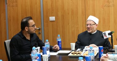 المفتى لـ"تليفزيون اليوم السابع": وثائق التأمين وقرض شراء سيارة حلال.. ويؤكد: الشرع يحرم السخرية والتحفيل وبناء المساجد على أرض مغتصبة.. وخالد صلاح لشوقى علام: نحتاج لوجود شهود على الطلاق مثل الزواج.. فيديو