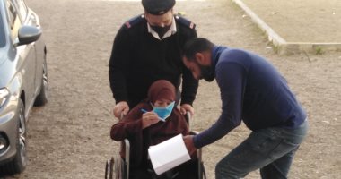 لجنة انتخابية بدمياط تستقبل مسنة على كرسى متحرك للإدلاء بصوتها فى إعادة النواب