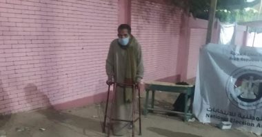 مواطن يدلى بصوته مستقلا مشاية يدوية فى لجنة انتخابية بالإسماعيلية