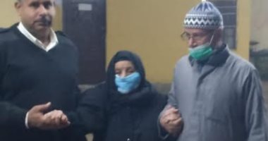 سيدة معمرة تتجاوز الـ97 عاما تدلى بصوتها داخل لجنة بقرية عياش فى المحلة
