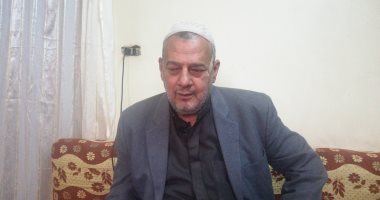 أول لقاء مع مهندس البترول بعد إلقائه أمواله من البلكونة.. صبرى صدومة: كسبت 20 ألف جنيه فوزعت 15 على الناس.. ويؤكد: قرايبى معترضين على الطريقة لكنى مقتنع.. والأهالى: اللى بيصلى بيديه 150 جنيها.. صور وفيديو