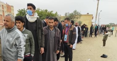 الناخبون يحتشدون أمام لجان انتخابات الإعادة للنواب بشمال سيناء.. صور
