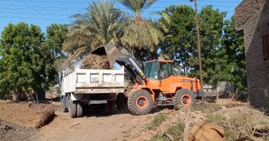 تمهيد طريق الكساسبة بأرمنت الحيط ورفع 450 متر ناتج تطهير مصرف بالأقصر