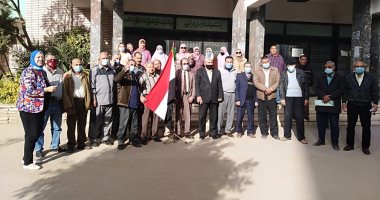 موظفو زراعة الشرقية يحملون علم مصر أثناء توجههم للتصويت بانتخابات النواب..صور