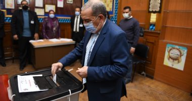 وزير الإنتاج الحربى يدلى بصوته بجولة بإعادة انتخابات النواب بمصر الجديدة
