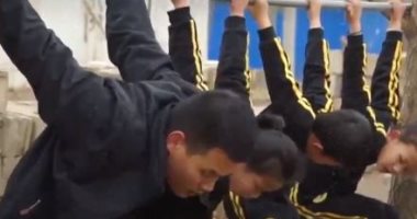 أب صينى يعلم أطفاله تدريبات قتالية صعبة وحمل جذوع الأشجار وسط الغابات..فيديو