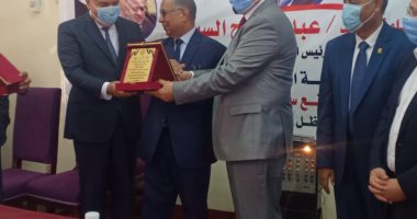 وزير القوى العاملة يسلم 10 شهادات أمان للعمالة غير المنتظمة بسكر قوص