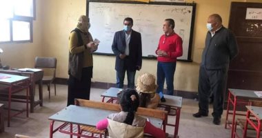 مدير إدارة بنها التعليمية يقوم بجولة مفاجئة ويحيل عددا من المدرسين للتحقيق