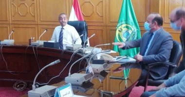 محافظ الإسماعيلية يترأس غرفة عمليات إعادة النواب ويؤكد: لم نرصد مخالفات"صور"