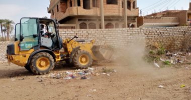 محافظة أسيوط تشن حملات نظافة وإزالة اللافتات المخالفة وتركيب كشافات إنارة
