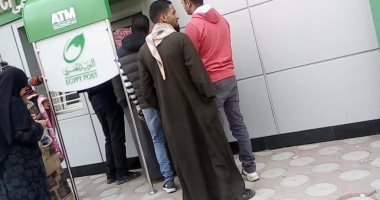  إقبال على ماكينات الصراف الآلى لصرف منحة دعم العمالة غير المنتظمة بالمنيا..فيديو