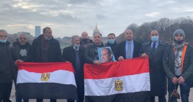 وقفة ترحيب من الجالية المصرية بفرنسا بالرئيس السيسى أمام قصر "الإنفاليد"