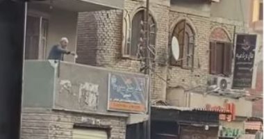 فيديو لمواطن يُلقى أموال من بلكونة منزله يثير تفاعلا كبيرا على السوشيال ميديا