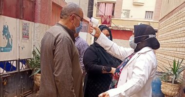 قياس درجات الحرارة للناخبين قبل دخول لجان جولة الإعادة بالغربية .. صور