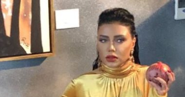 رانيا يوسف تتألق بجامبسوت ذهبى فى جلسة تصوير جديدة