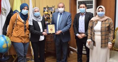 رئيس جامعة بنى سويف يستقبل فريق عمل جامعة الطفل