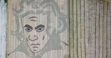 فنان إيطالى يحتفل بذكرى ميلاد بيتهوفن باستخدام جرار لرسم لوحة لوجهه فى الحقول