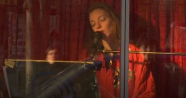 فنانون ألمان يقدمون عروضا موسيقية خلف واجهات المحال لمنع عدوى كورونا