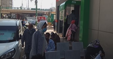 العمالة غير المنتظمة تتوافد على مكاتب البريد بأسيوط لصرف المنحة الرئاسية.. صور