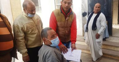 رئيس لجنة يخرج لناخب من ذوى الإعاقة للتصويت فى إعادة انتخابات النواب بالقليوبية
