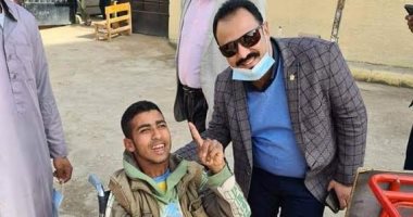 مواطن يدلى بصوته على كرسى متحرك فى لجنة انتخابية بالإسماعيلية