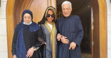 بسمة وهبة فى صورة مع والديها أثناء خروجهما لأول مرة منذ تفشى كورونا