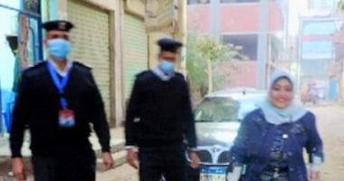 رجال الشرطة يساعدون سيدة من ذوى الاحتياجات للإدلاء بصوتها فى المنوفية