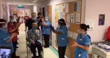 ممر شرفى من الأطباء لأول سيدة فى العالم تحصل على لقاح كورونا.. فيديو