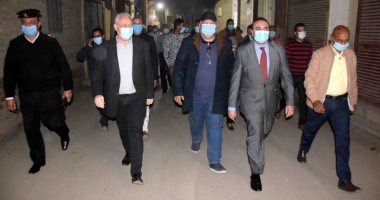 محافظ الأقصر يتفقد أعمال الرصف بمنطقة سواقى الصياغ ليلاً.. صور