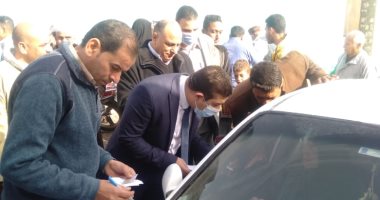 رئيس لجنة بالشرقية يخرج لمساعدة سيدة من ذوى الاحتياجات للتصويت بمركز الحسينية